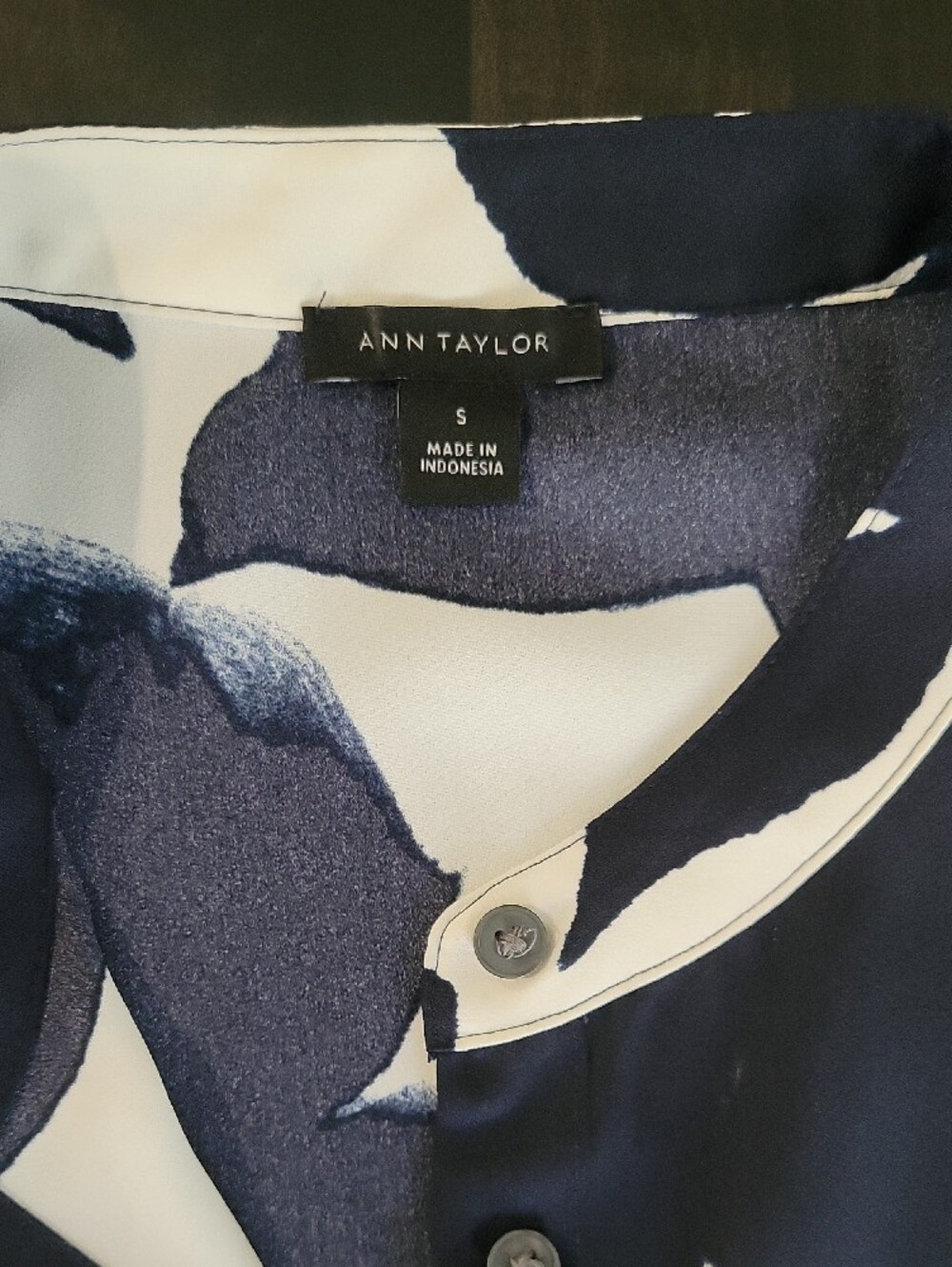 Ann Taylor Navy & Off White Bold Floral Sleeveless Blouse - Size Small - Picture 5 of 6
